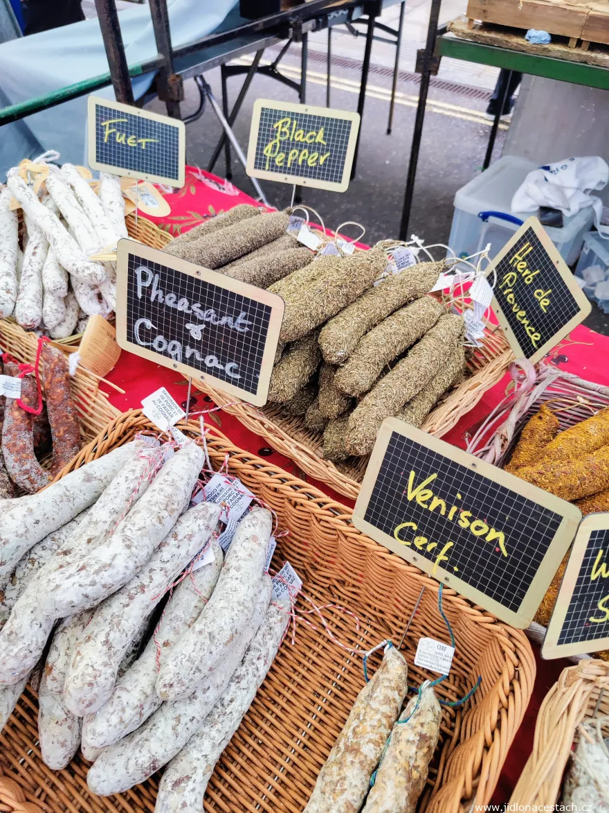 Broadway Market: stragan z suszonym salami i kiełbasami.