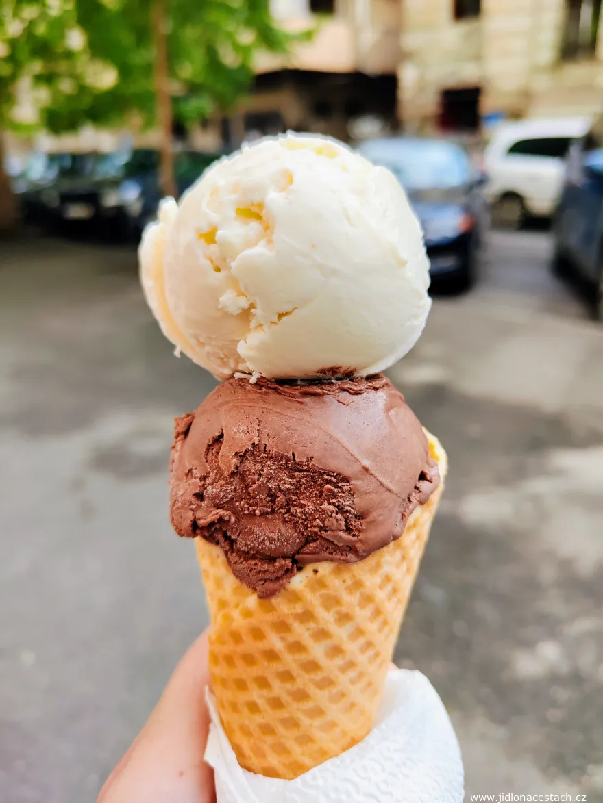 Helado de chocolate con ajika, la pasta picante georgiana, junto al de miel y lavanda (Cone Culture, Tiflis).