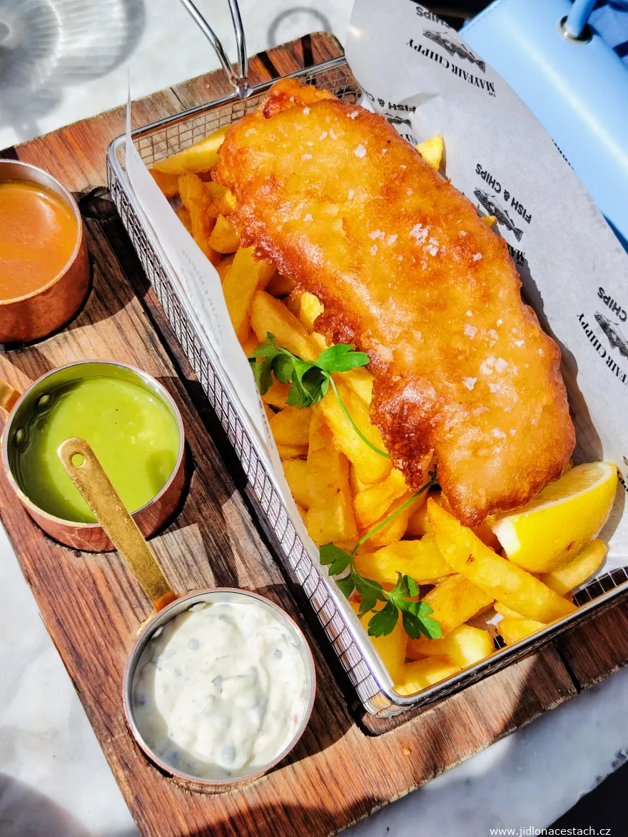Fish & chips z londýnskeho podniku The Mayfair Chippy. Fish & chips z londýnskeho podniku The Mayfair Chippy.