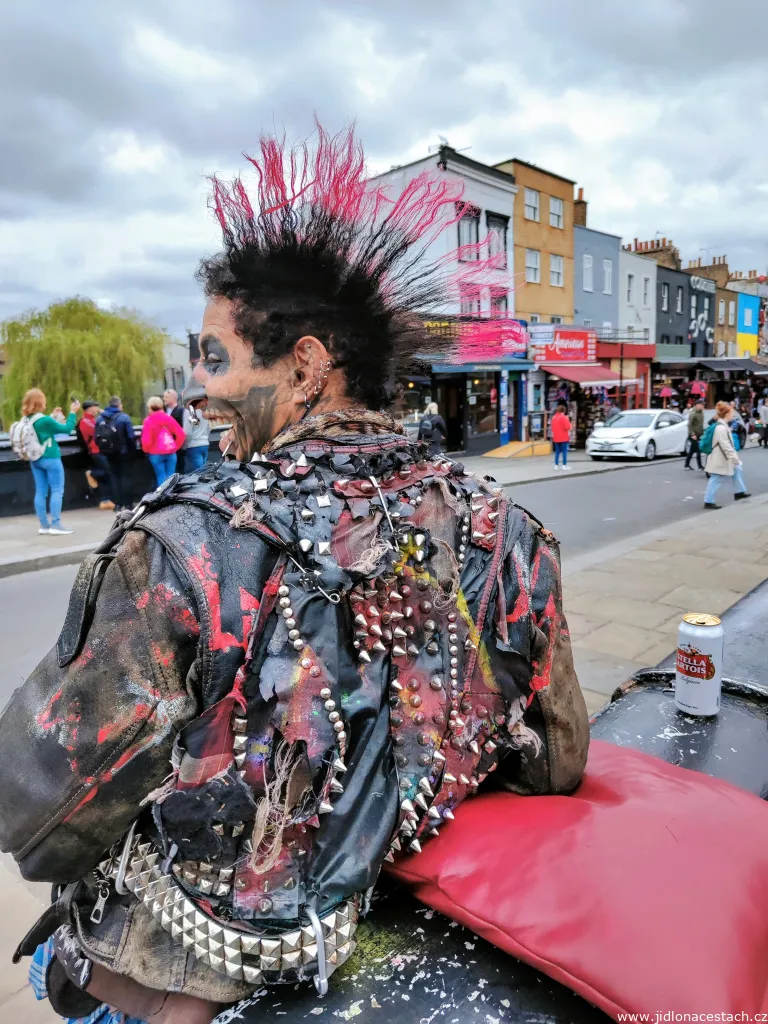 Pankáč poblíž londýnského trhu Camden Market. Pankáč poblíž londýnského trhu Camden Market.