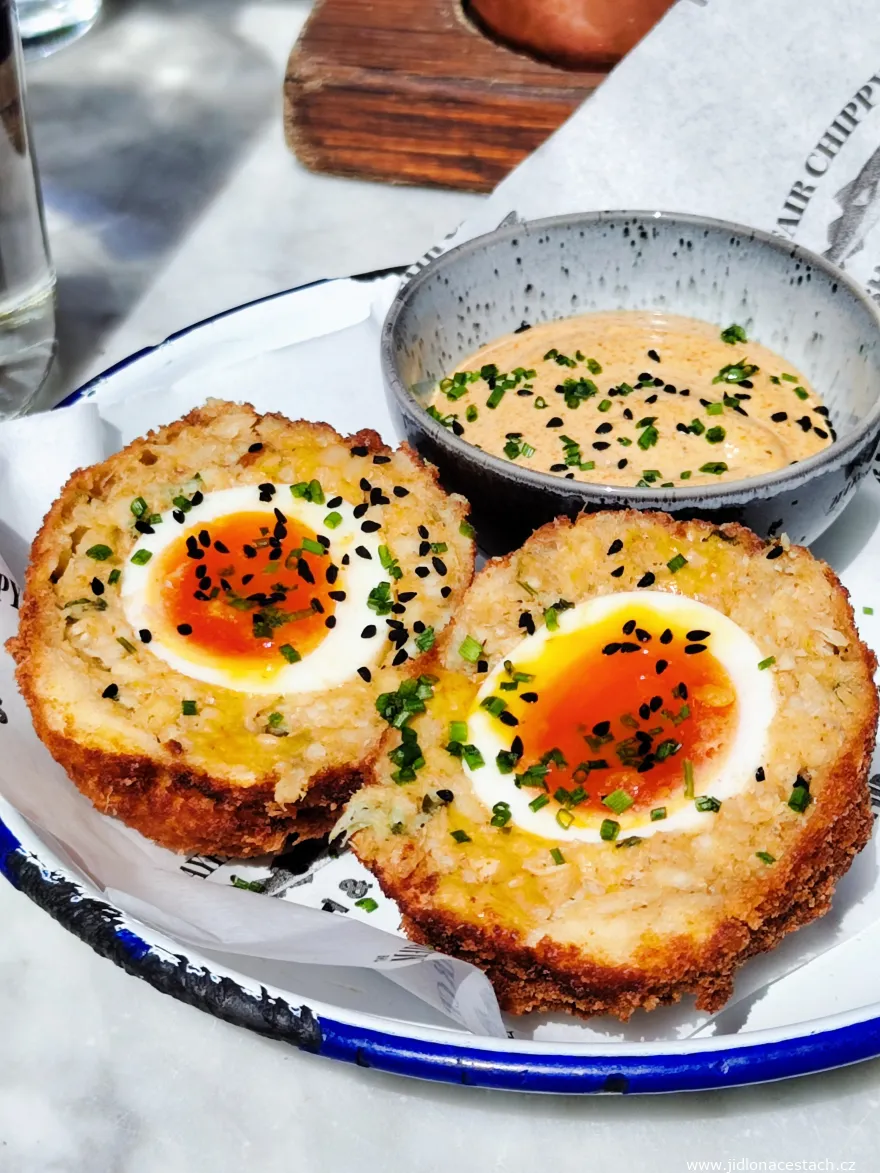 Typické britské jídlo: Scotch egg (vejce v mletém mase). Typické britské jídlo: Scotch egg (vejce v mletém mase).