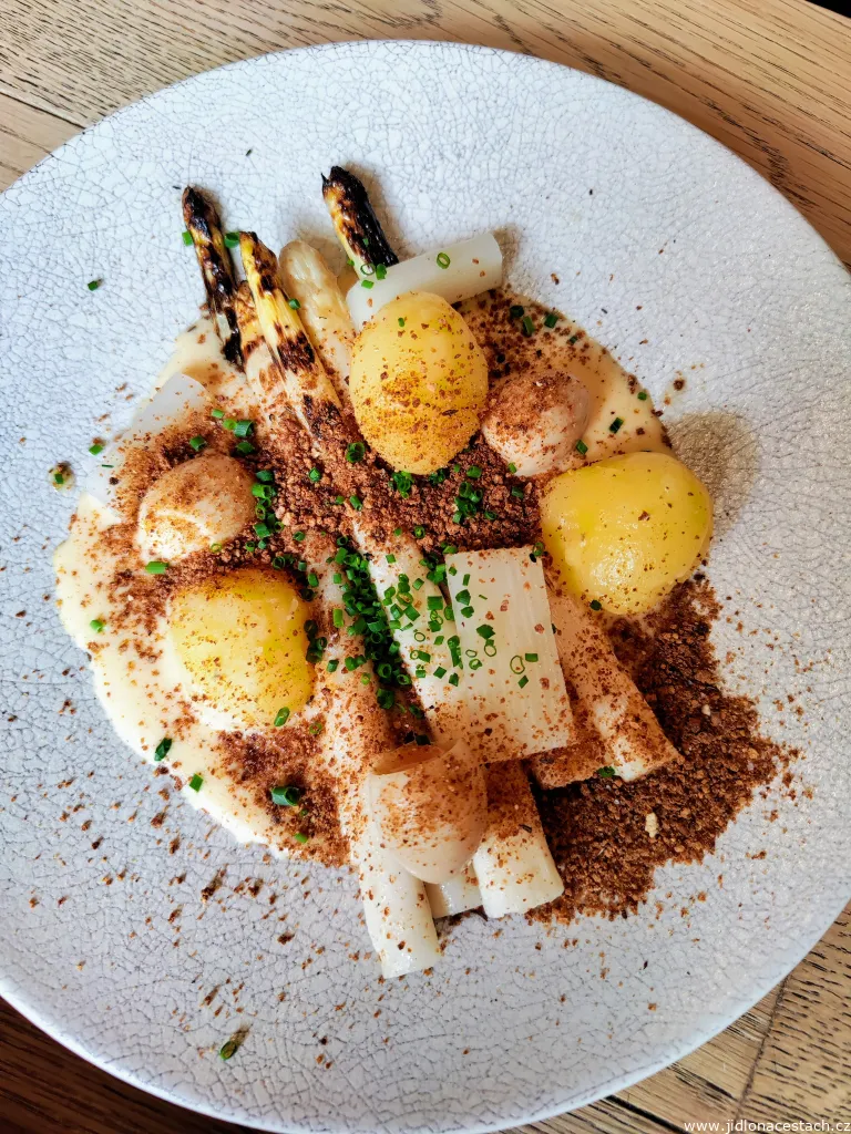 Grilled asparagus with quail eggs, potatoes and hollandaise sauce