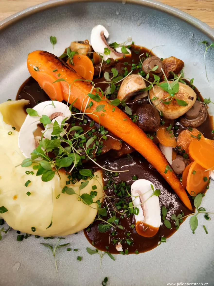 Le boeuf bourguignon est un plat français extrêmement apprécié, cuisiné bien au-delà des frontières de la France. Cette version vient du restaurant Výčep, à Prague.