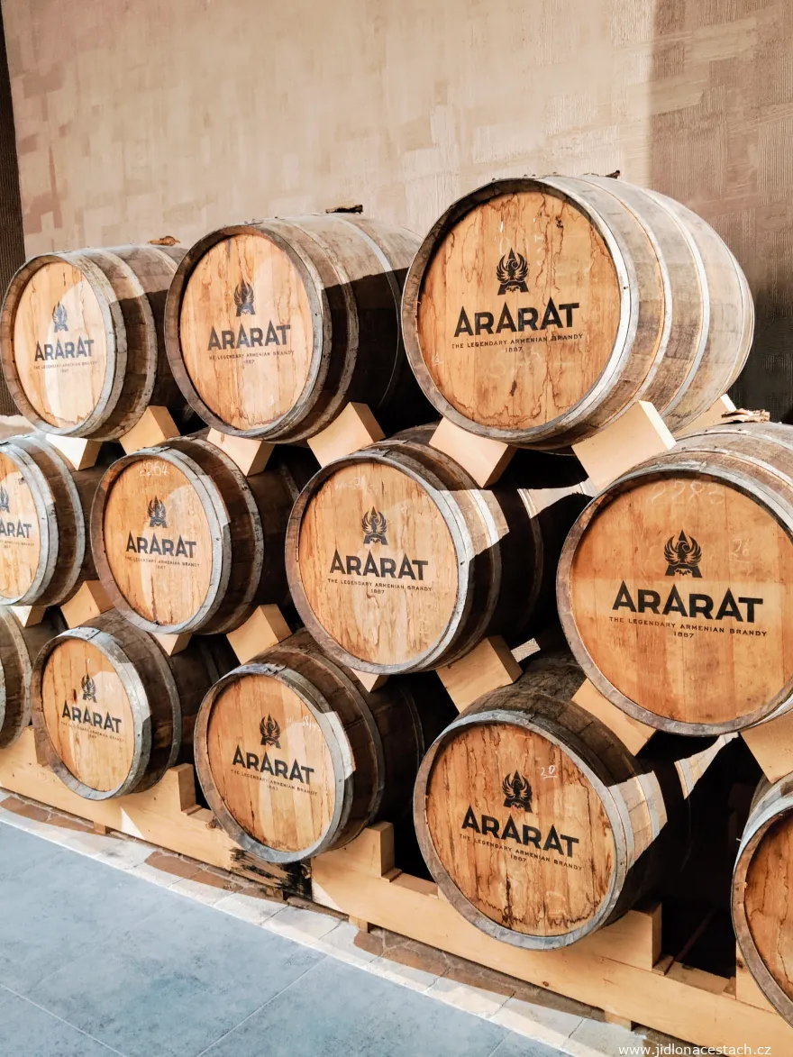 Muzeum brandy Ararat v Jerevanu - sudy s brandy Muzeum brandy Ararat v Jerevanu - sudy s brandy