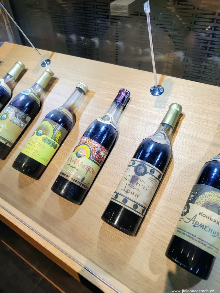 Muzeum brandy Ararat v Jerevanu - archivní láhve Muzeum brandy Ararat v Jerevanu - archivní láhve