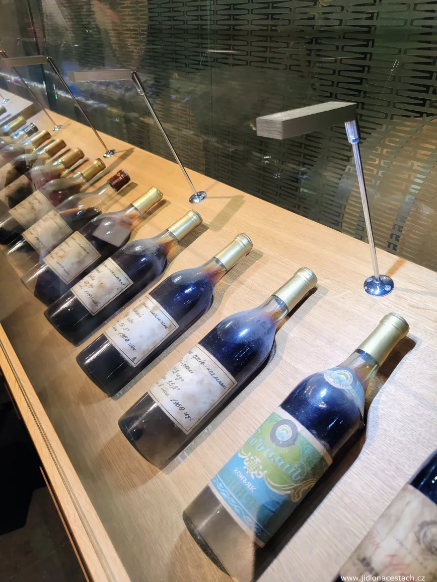 Muzeum brandy Ararat v Jerevanu - archivní láhve Muzeum brandy Ararat v Jerevanu - archivní láhve