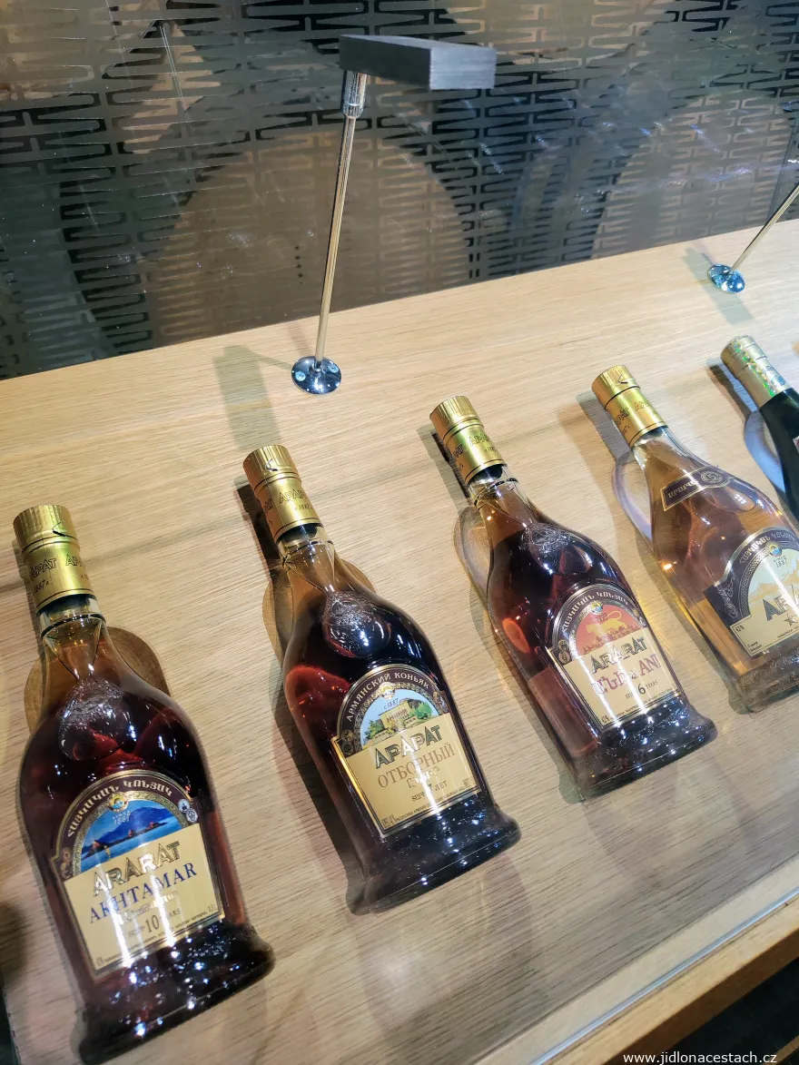 Muzeum brandy Ararat v Jerevanu - archivní láhve Muzeum brandy Ararat v Jerevanu - archivní láhve