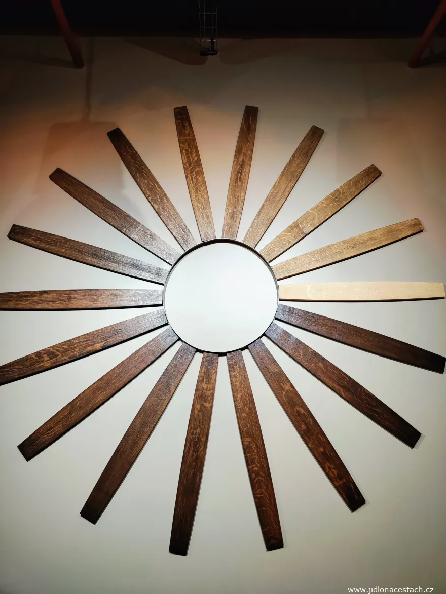 Muzeum brandy Ararat v Jerevanu - rozdílné stupně vypálení sudů Muzeum brandy Ararat v Jerevanu - rozdílné stupně vypálení sudů