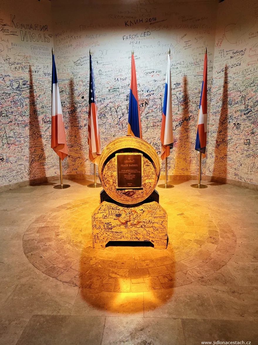 Muzeum brandy Ararat v Jerevanu - sud brandy uzavřený kvůli konfliktu v Náhorním Karabachu Muzeum brandy Ararat v Jerevanu - sud brandy uzavřený kvůli konfliktu v Náhorním Karabachu
