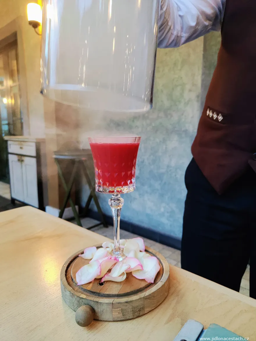Armenian cocktail Tres Belle - gin, freshly squeezed pomegranate juice, raspberry syrup, lime juice, served with smoke Armenian cocktail Tres Belle - gin, freshly squeezed pomegranate juice, raspberry syrup, lime juice, served with smoke