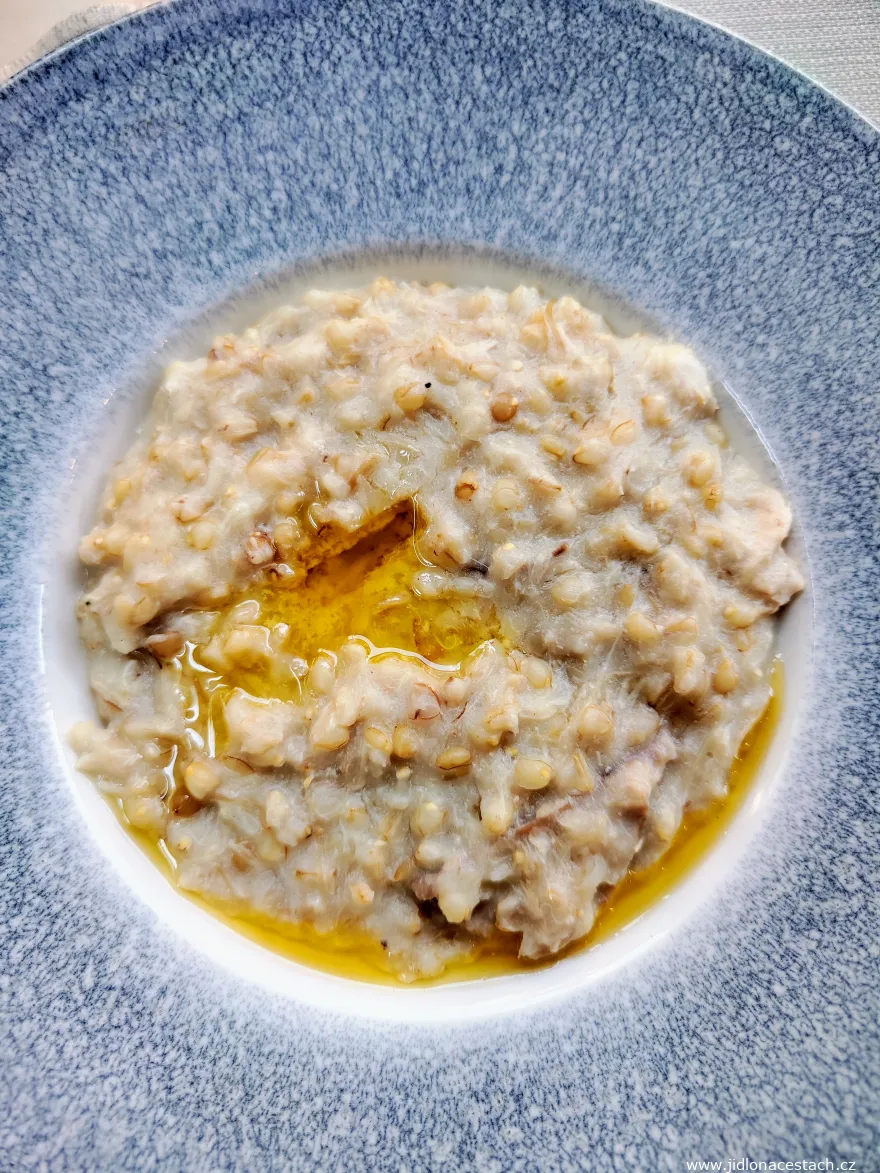 Harissa, das armenische Nationalgericht aus Weizen und Fleisch. Harissa, das armenische Nationalgericht aus Weizen und Fleisch.