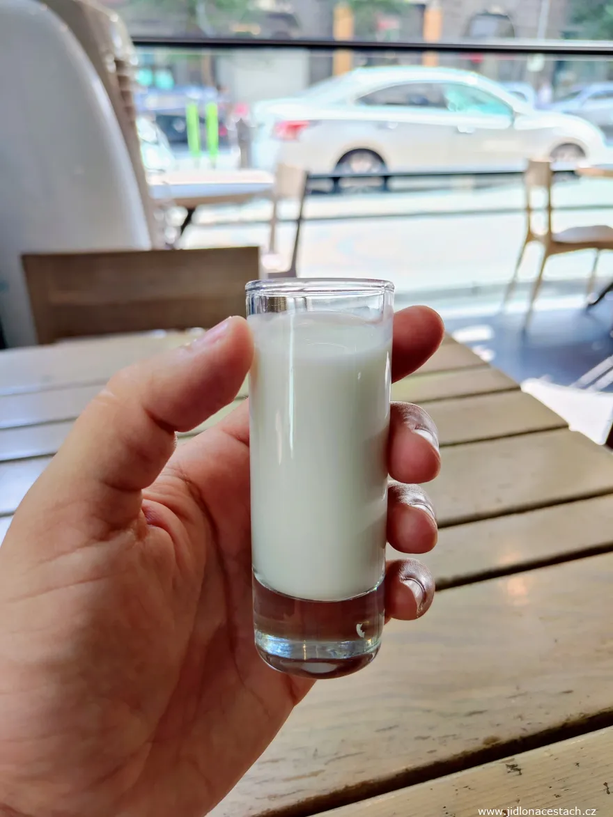 Čerstvé mléko jako pozornost k snídani