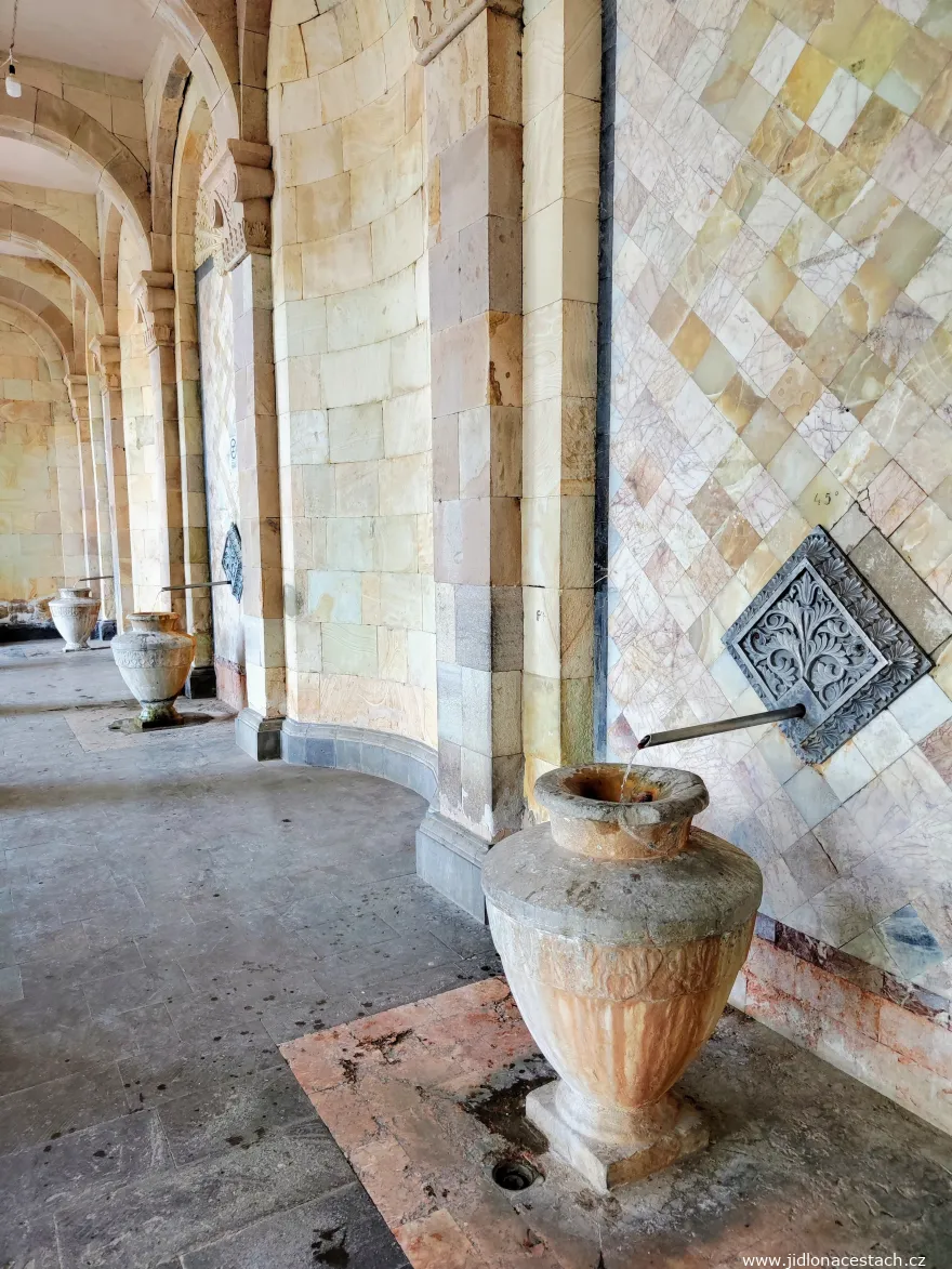 Minerální prameny v lázeňském městě Jermuk
