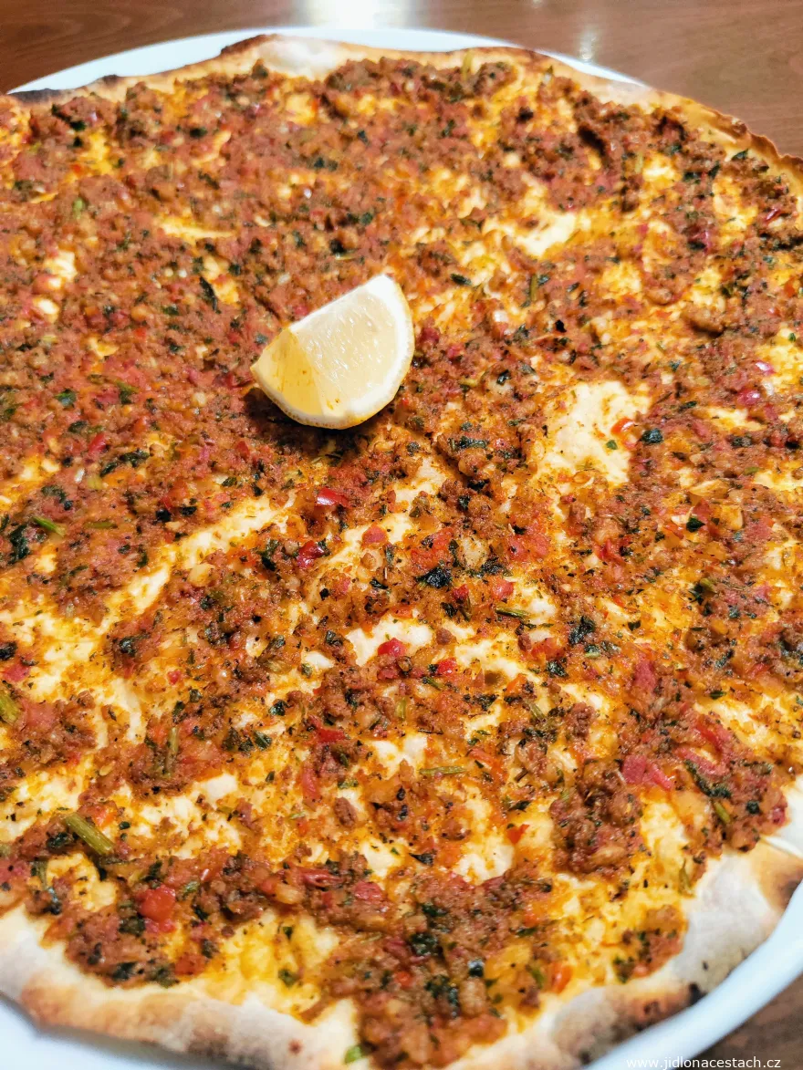 Arménska pizza lahmajun