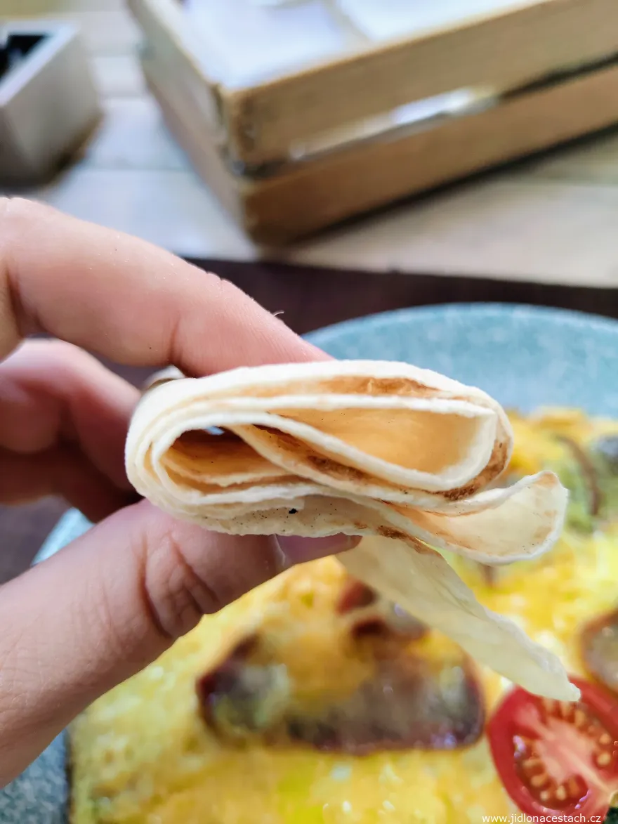 Lavash ako príloha k vaječnej omelete s basturmou
