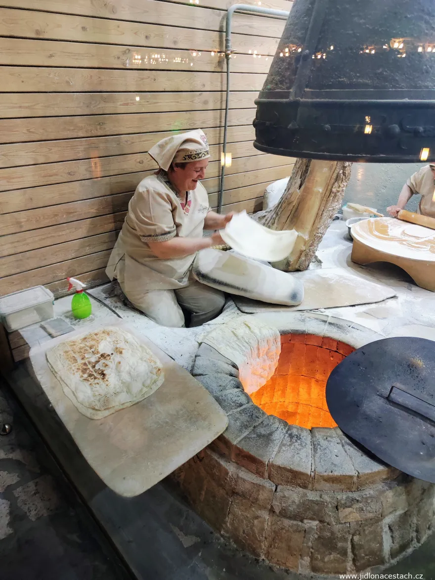 Backen von ungesäuertem armenischem Brot. Backen von ungesäuertem armenischem Brot.