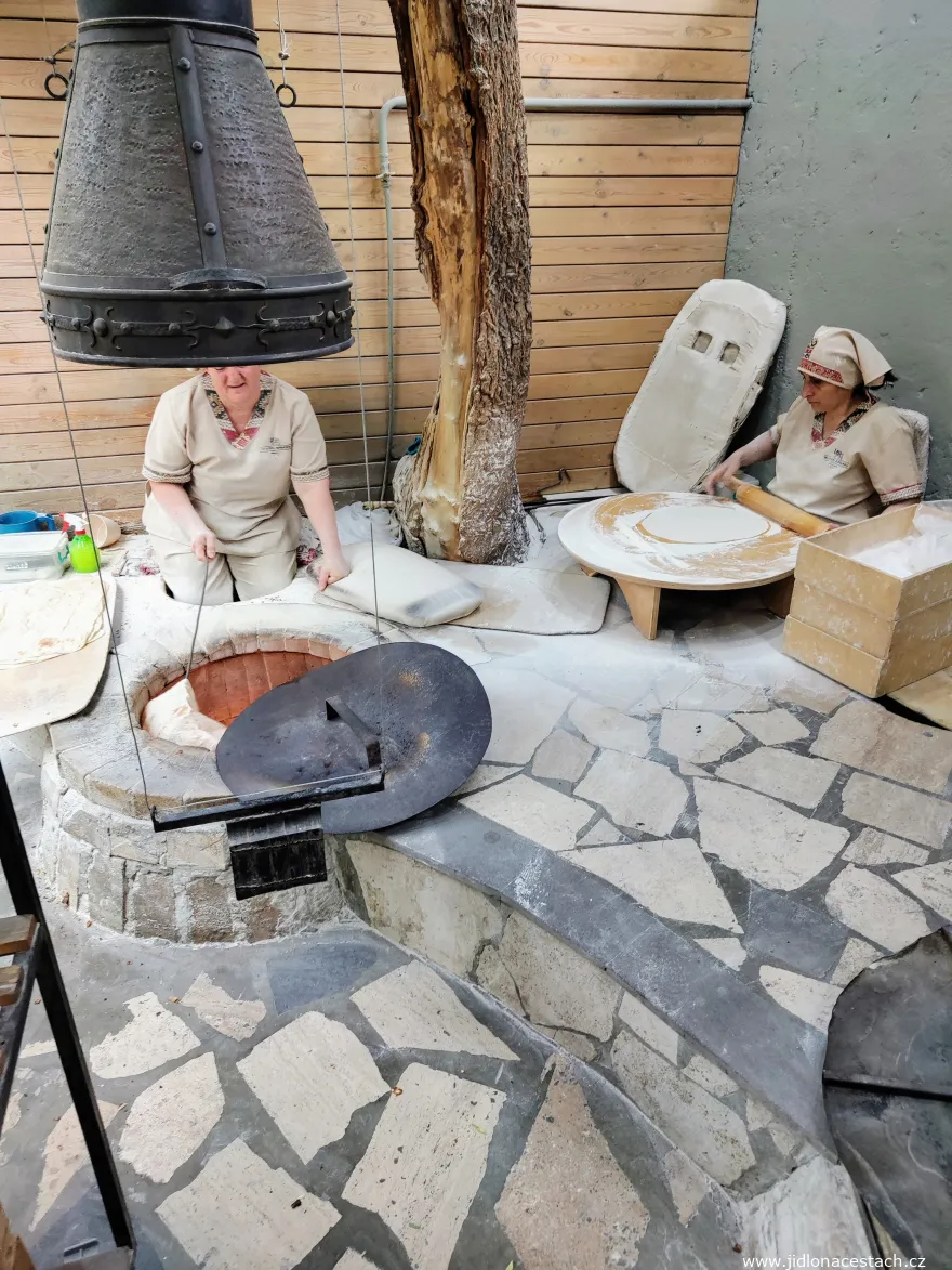 Príprava chleba lavash - vytiahnutie z pece tonir Príprava chleba lavash - vytiahnutie z pece tonir