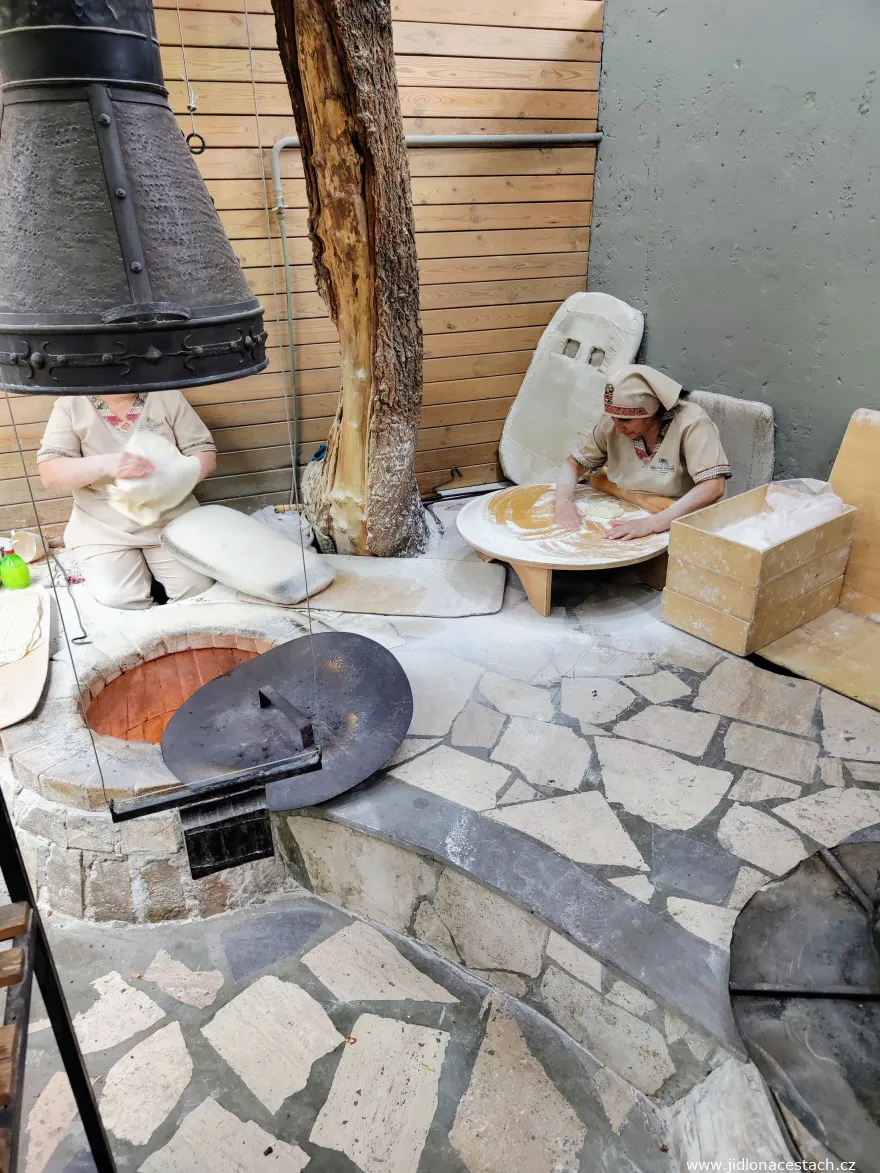 La cuisson du lavash, le pain qui fonde la cuisine arménienne.