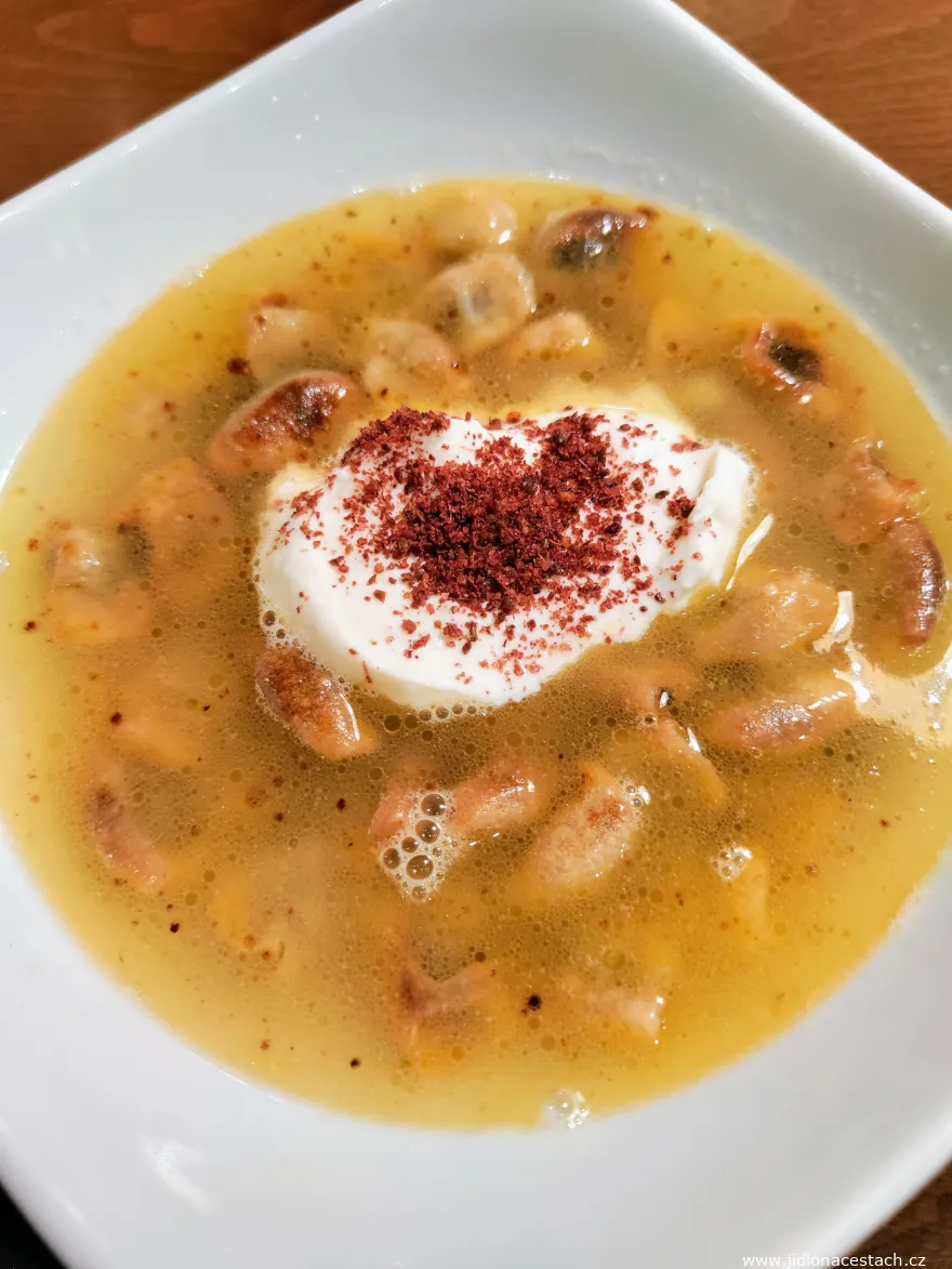 Les manti farcis dans leur bouillon de poulet (mantapour).