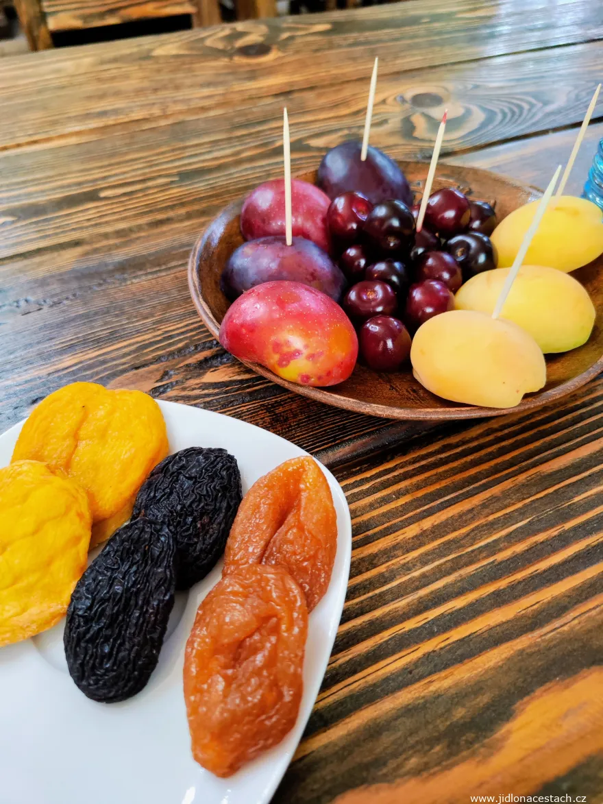 Fresh and dried Armenian fruit