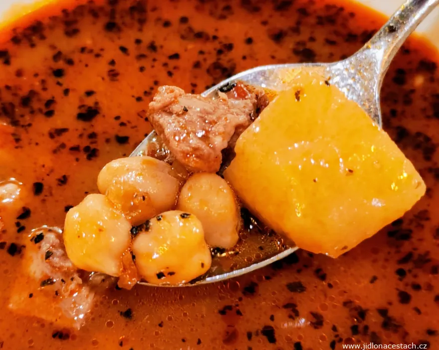 Putuk: dettaglio di carne, ceci e patata sul cucchiaio. Putuk: dettaglio di carne, ceci e patata sul cucchiaio.