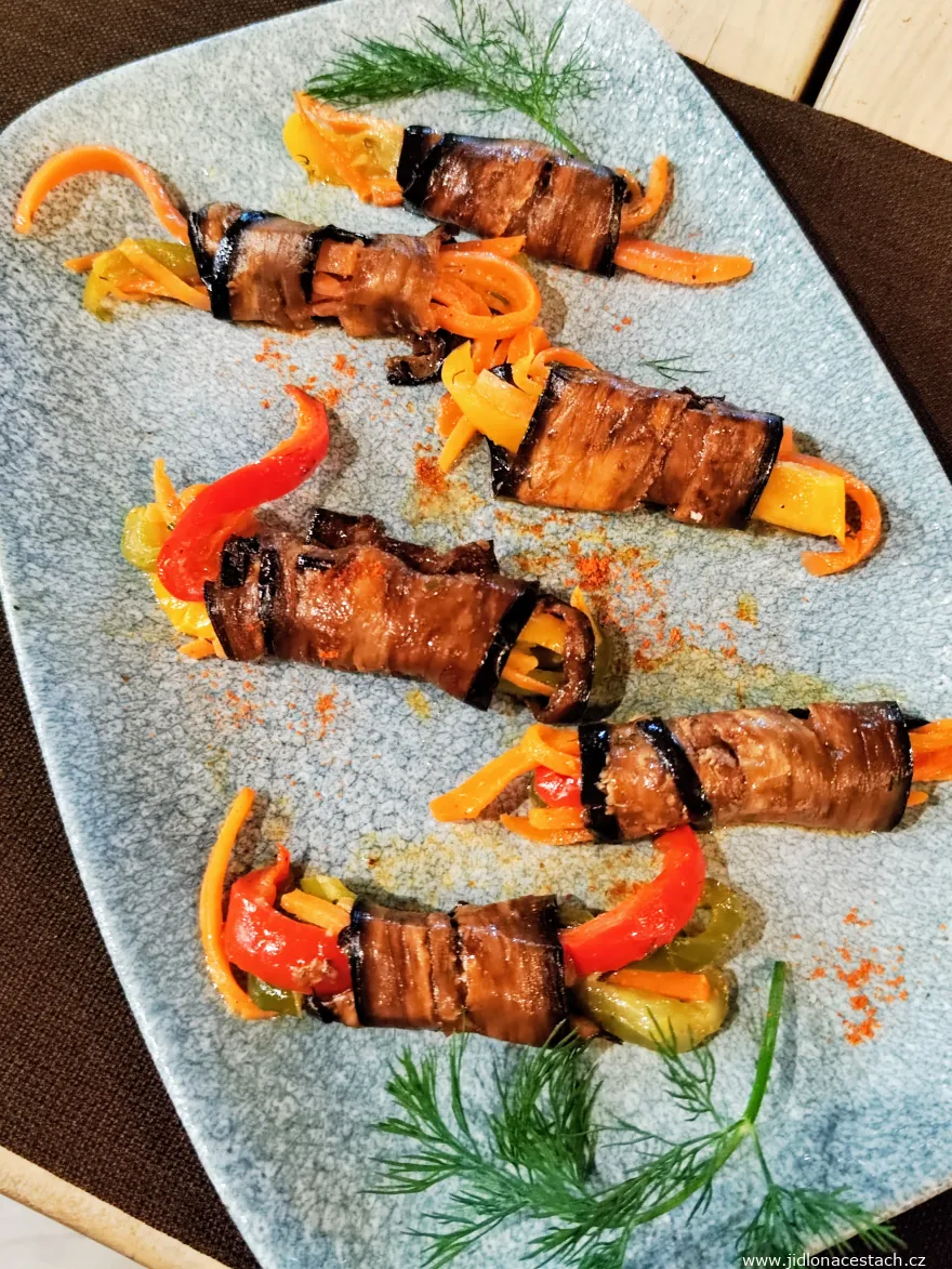 Le voloran, roulés d'aubergine frits et farcis de légumes.