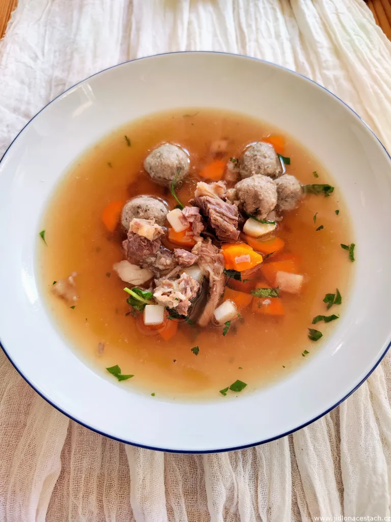Le déjeuner de mariage : le bouillon de bœuf aux boulettes de foie. Le déjeuner de mariage : le bouillon de bœuf aux boulettes de foie.