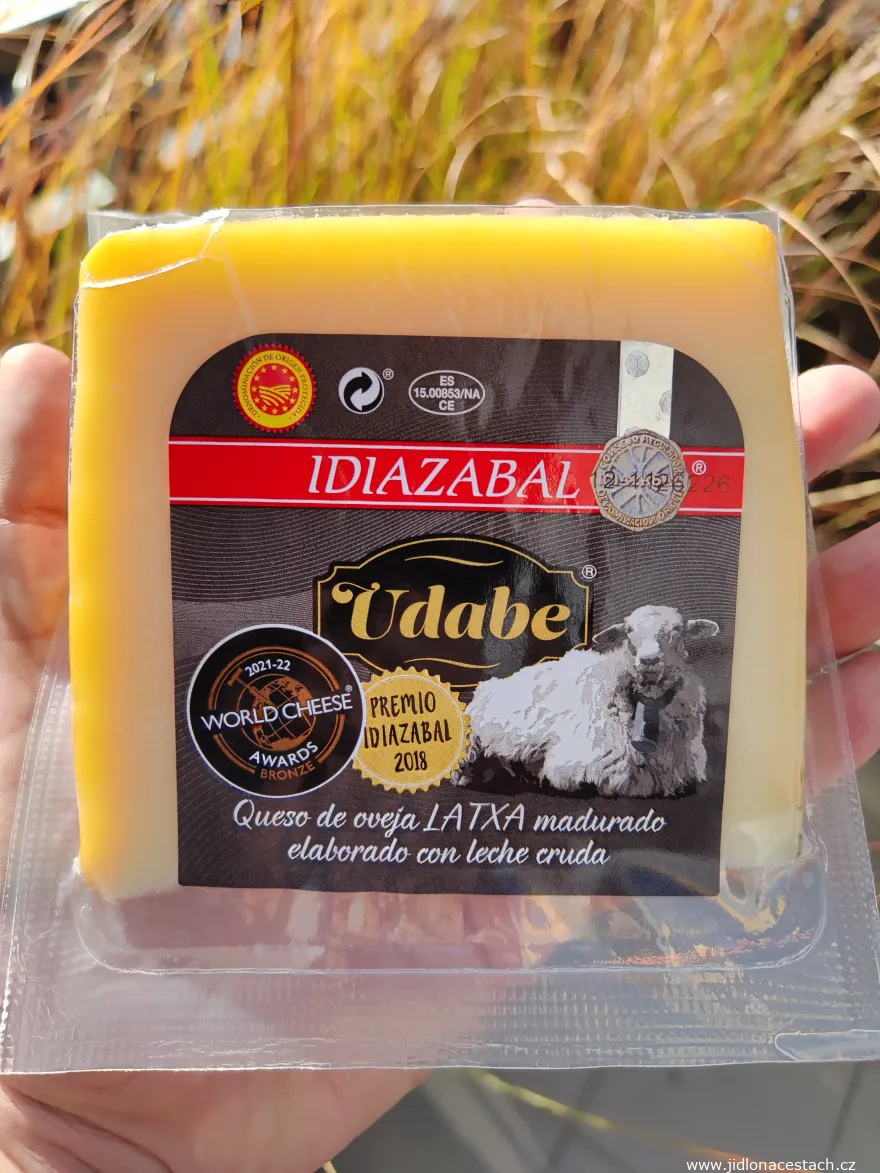 Sýr Idiazabal v supermarketovém balení.