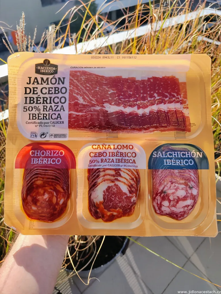Sušená šunka jamón a miestne salámy patria medzi moje najobľúbenejšie španielske suveníry. Sušená šunka jamón a miestne salámy patria medzi moje najobľúbenejšie španielske suveníry.