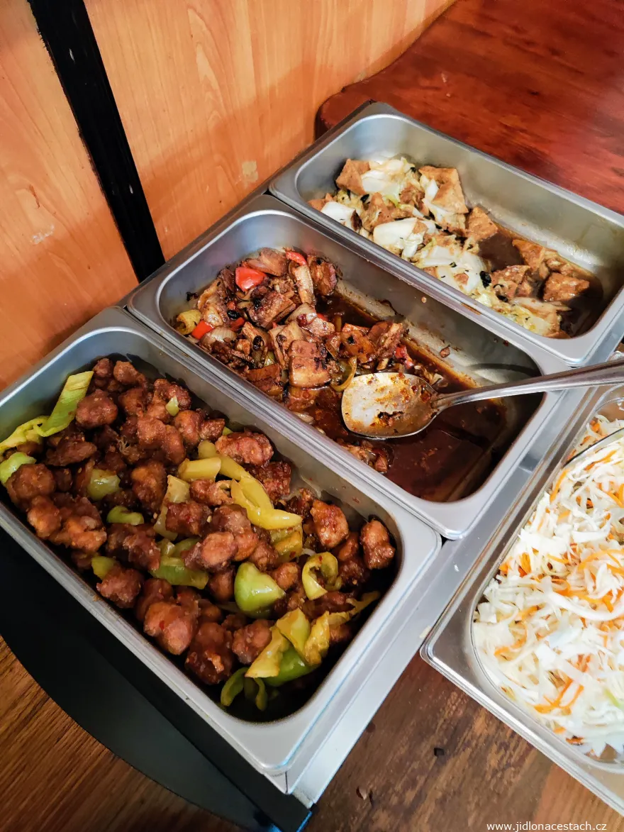 Ristorante cinese Hua Long Zhai: il buffet del pranzo.