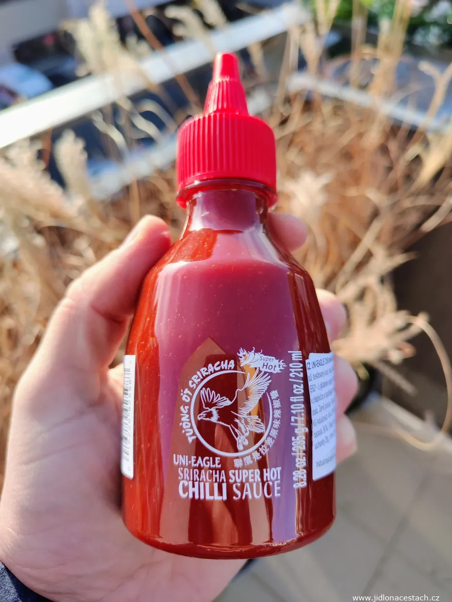 Super pálivá omáčka sriracha značky Uni-Eagle