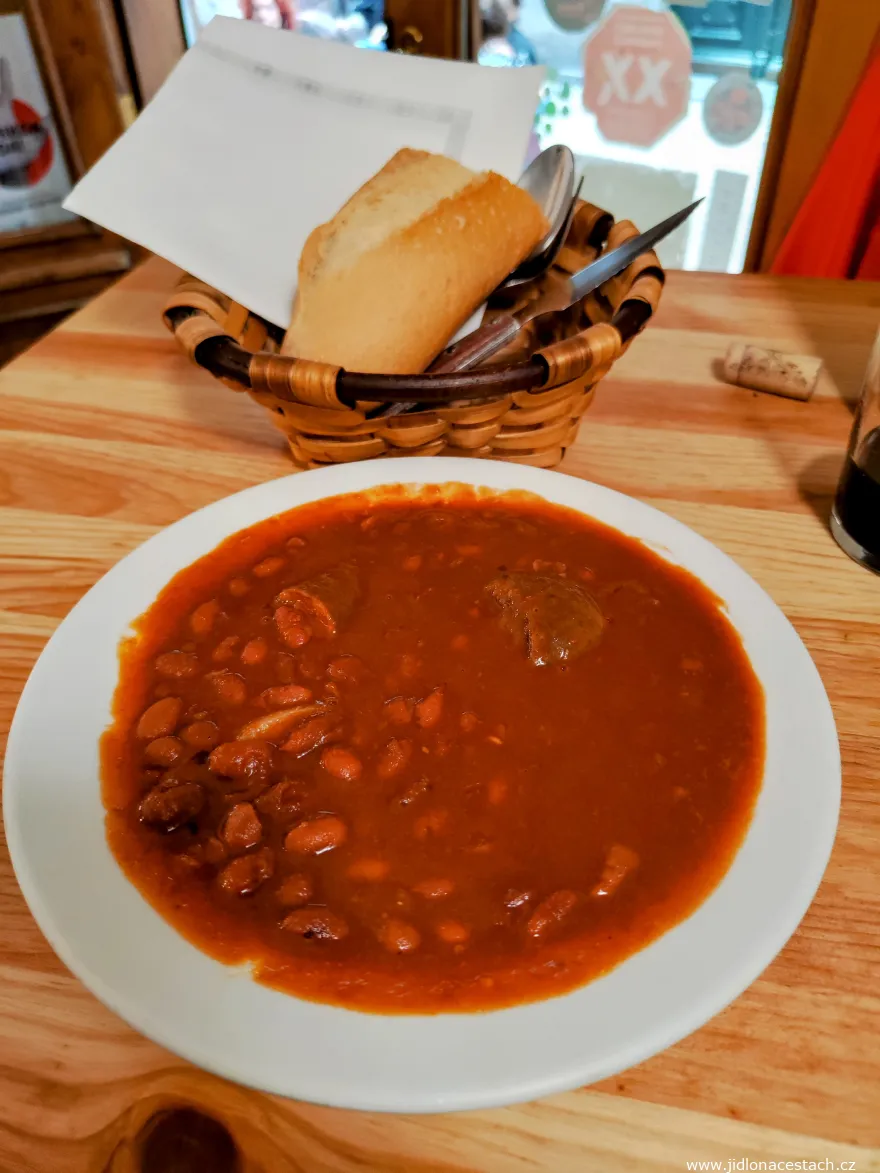 Alubias rojas con sacramentos (fazuľa v paradajkovej omáčke s klobáskou chorizo a kúskami mäsa) ako prvý chod denného menu.