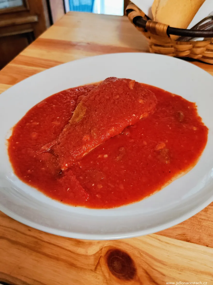 Treska s paradajkami ako druhý chod denného menu.