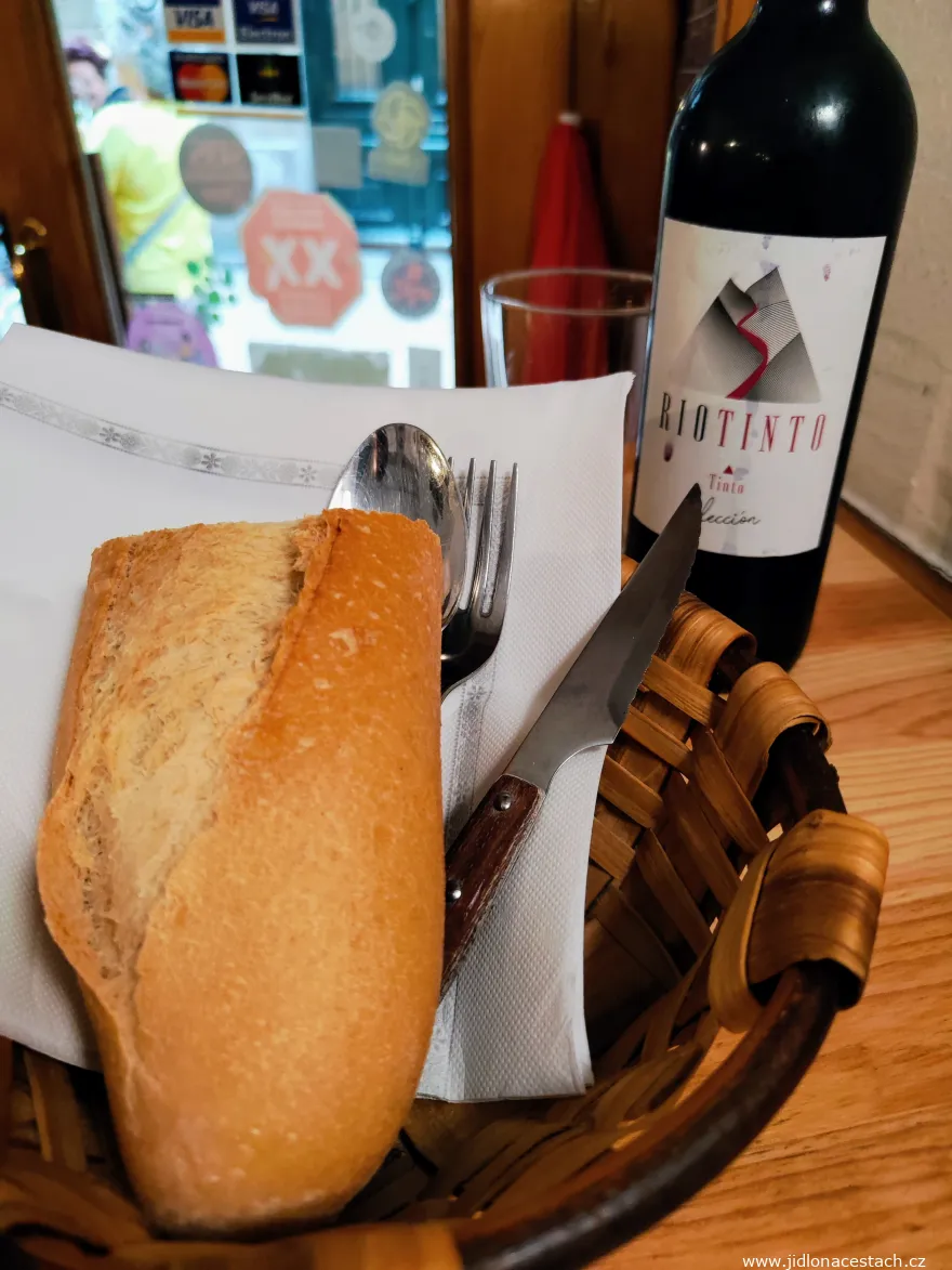 Červené víno a pečivo v rámci denného menu.