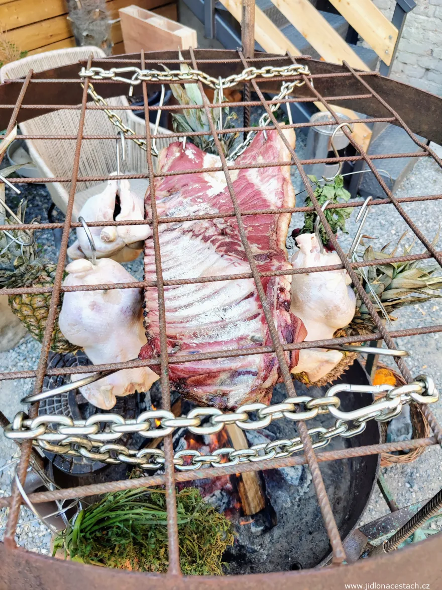 Svatební raut: příprava jídla metodou asado. Svatební raut: příprava jídla metodou asado.
