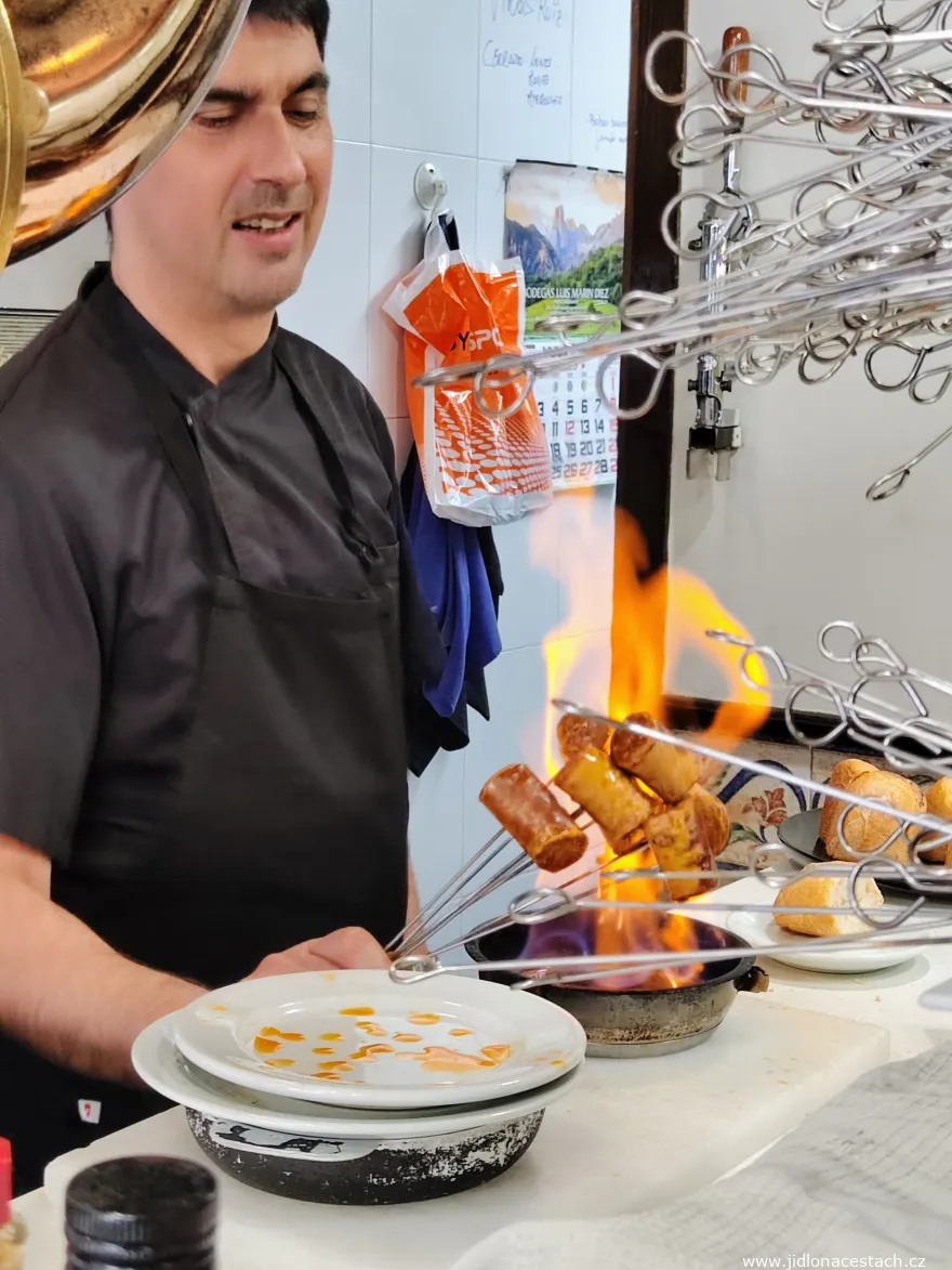 Chorizo al infierno: populárna príprava kúskov choriza semicurado nad plameňom.