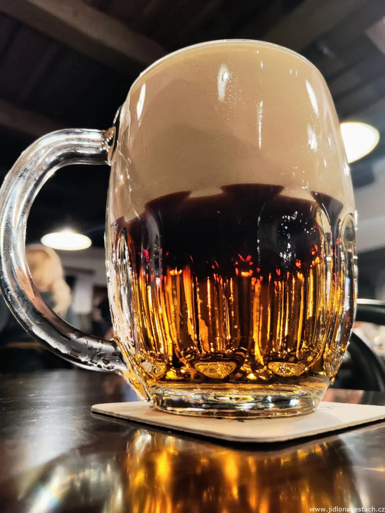 Tschechisches Mischbier: hell und dunkel in einem Glas. Tschechisches Mischbier: hell und dunkel in einem Glas.