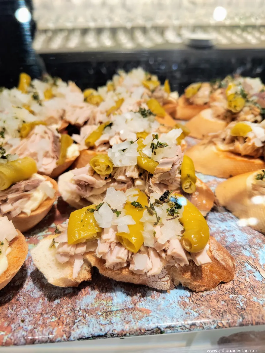 V txokos narazíte aj na pintxos, k vínu sa výborne hodí. V txokos narazíte aj na pintxos, k vínu sa výborne hodí.