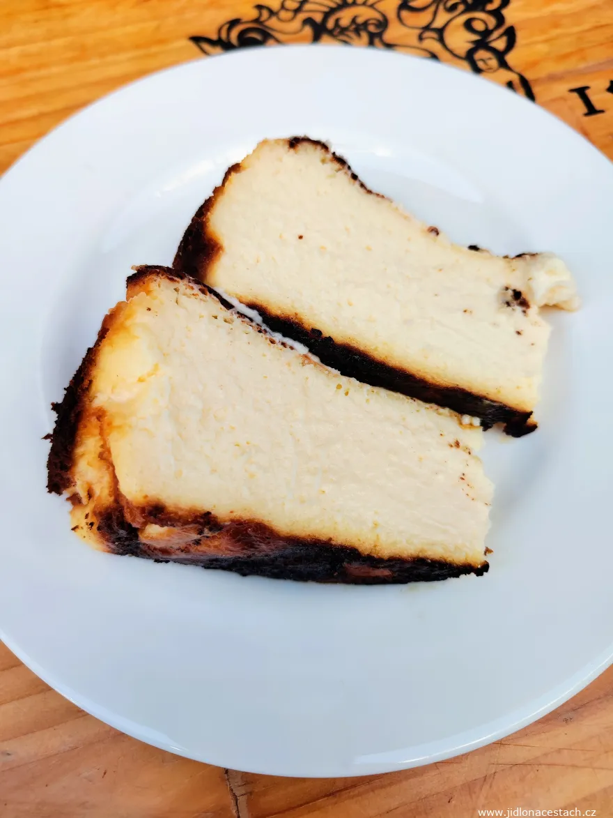 Ikonický cheesecake z restaurace La Viña. Ikonický cheesecake z restaurace La Viña.