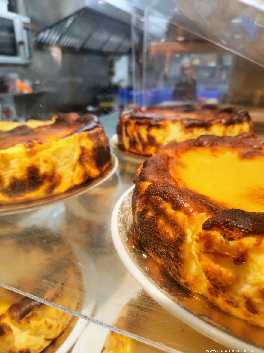 Na povrchu spálený, uvnitř přesto skoro tekutý cheesecake z La Viña. Na povrchu spálený, uvnitř přesto skoro tekutý cheesecake z La Viña.