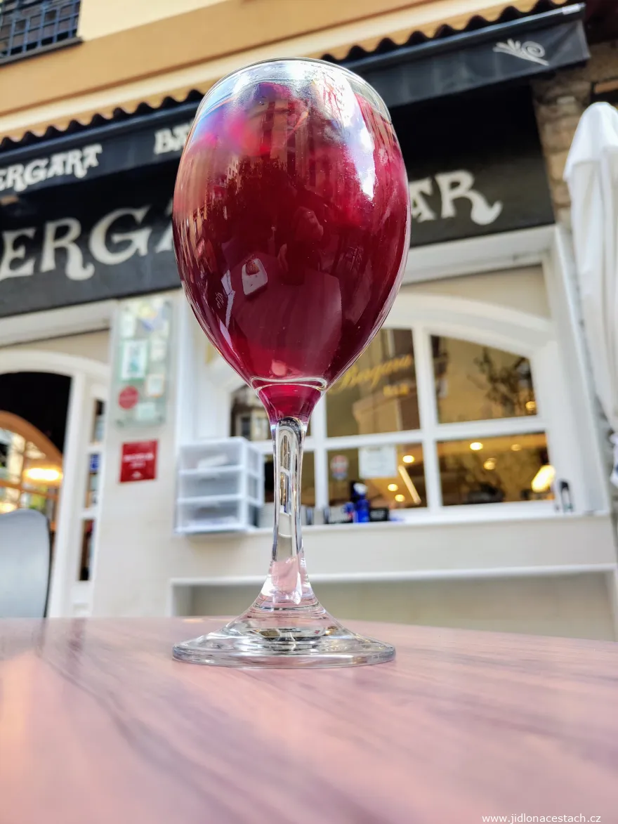 Tradiční španělská sangria. Tradiční španělská sangria.