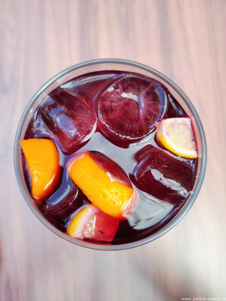Sangria je ve světě nejznámějším typickým španělským nápojem.