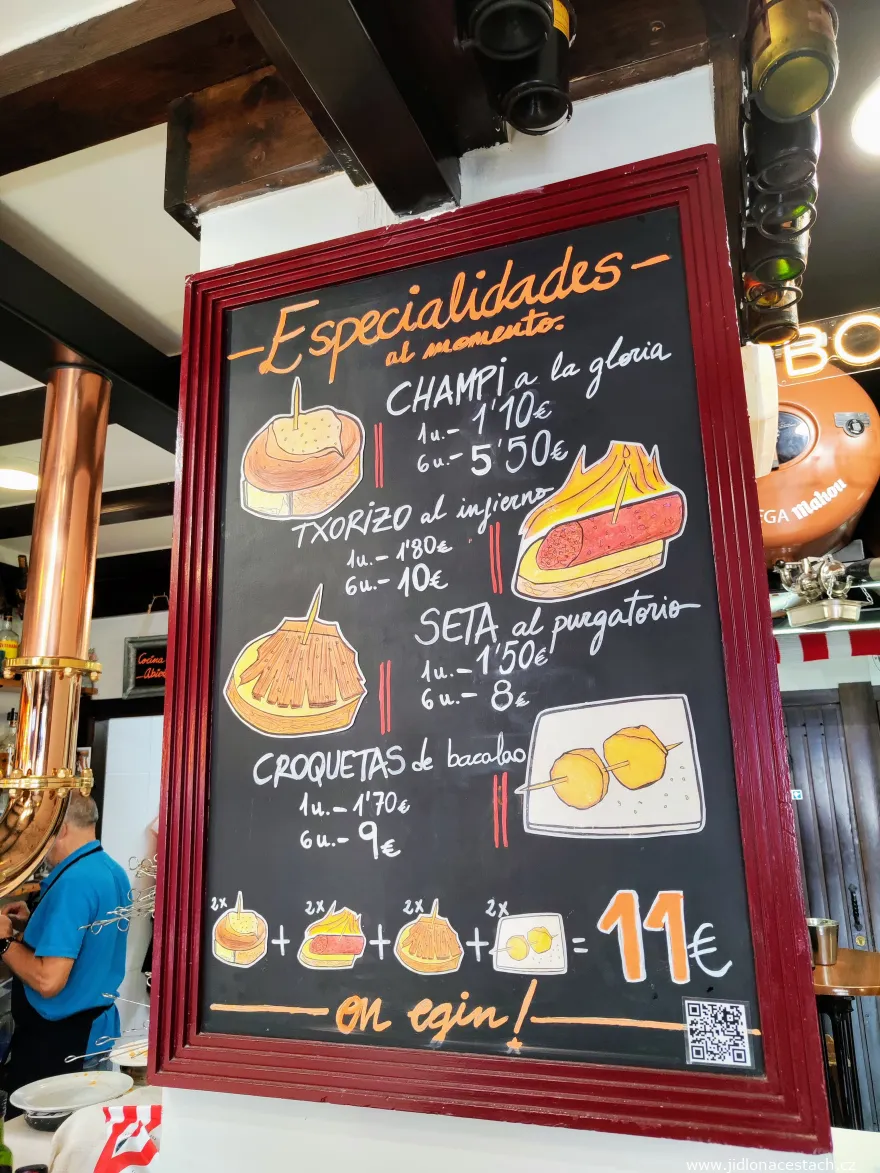 Tabule se specialitami, kterými je bar Bacaicoa proslavený.