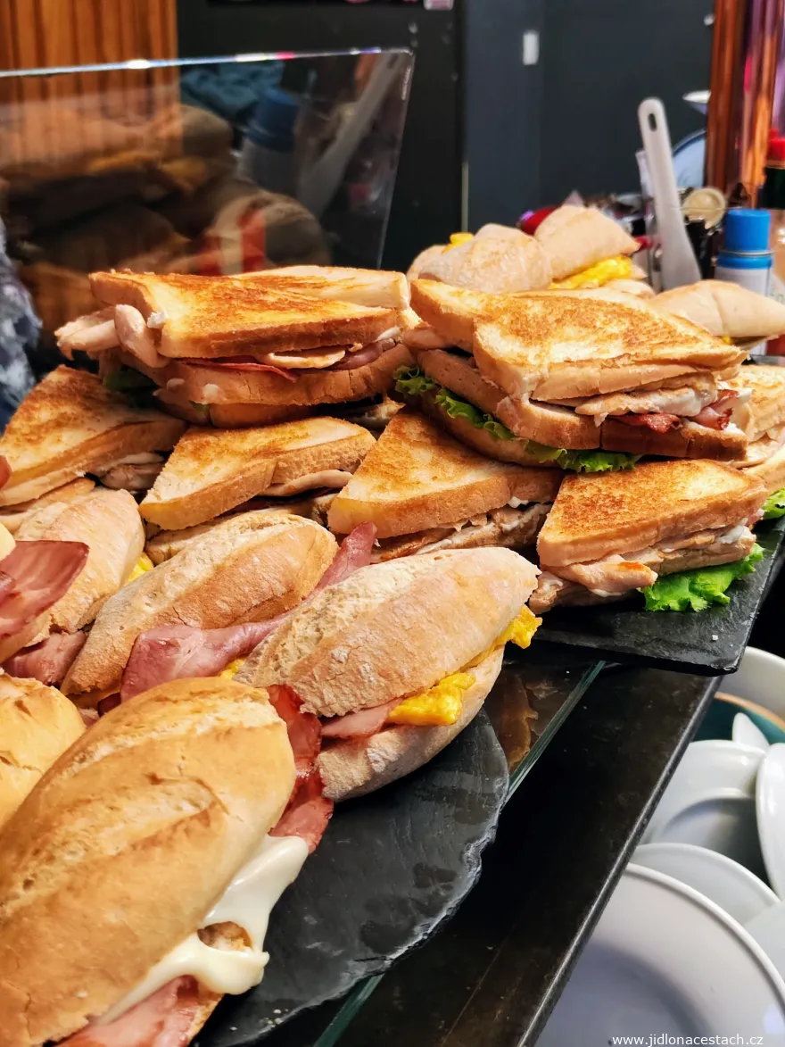 Typická španělská snídaně: sendviče bocadillos a bikini.