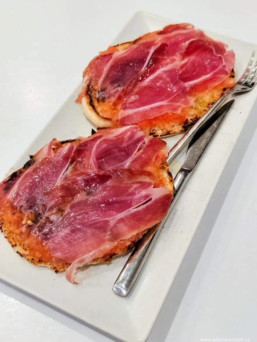Typická španělská snídaně: molette s rozmačkaným rajčetem a šunkou jamón. Typická španělská snídaně: molette s rozmačkaným rajčetem a šunkou jamón.