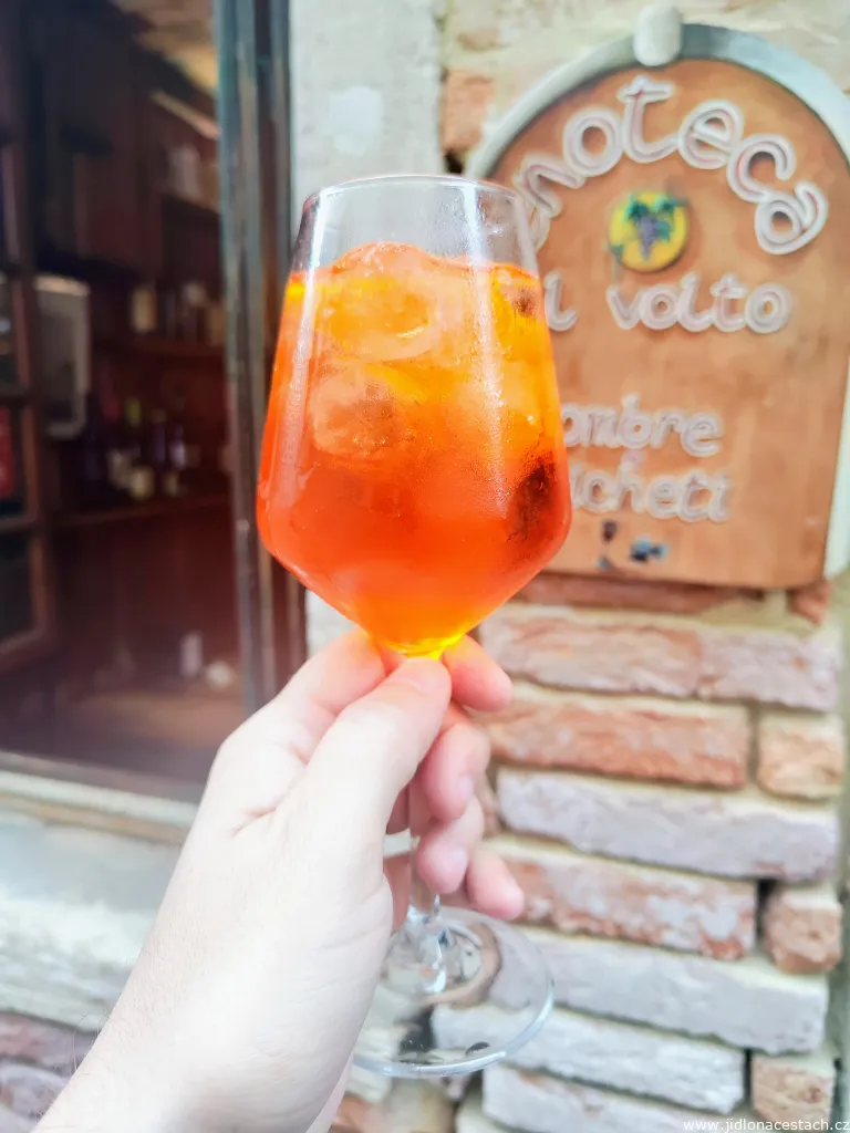 Apperol Spritz, typický italský koktejl. Najdete ho kdekoliv v Itálii, domov má ale v oblasti Benátska.