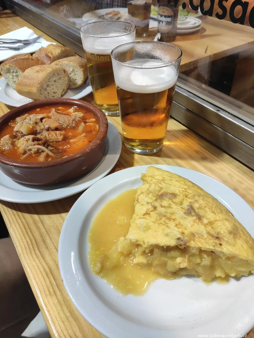 Tortilla de patatas (omelette de pommes de terre) et callos a la Madrileña (tripes à la madrilène) au restaurant Casa Dani, à Madrid. Tortilla de patatas (omelette de pommes de terre) et callos a la Madrileña (tripes à la madrilène) au restaurant Casa Dani, à Madrid.