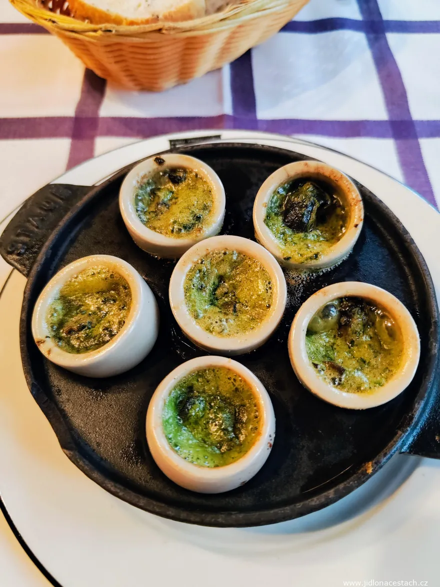 Escargots. Escargots cuits au beurre aux herbes, entrée typiquement française. Escargots. Escargots cuits au beurre aux herbes, entrée typiquement française.