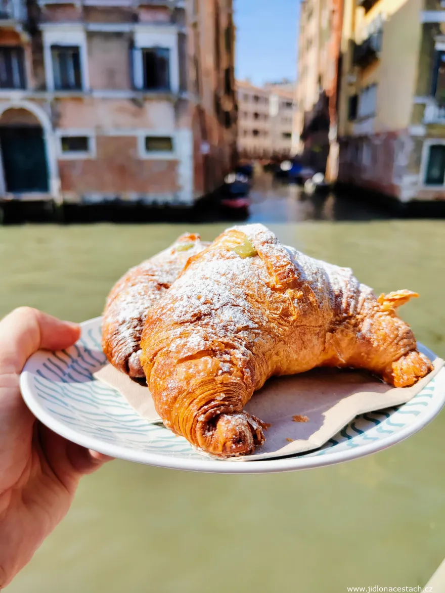 Cornetto, die italienische Variante des französischen Croissants. Cornetto, die italienische Variante des französischen Croissants.