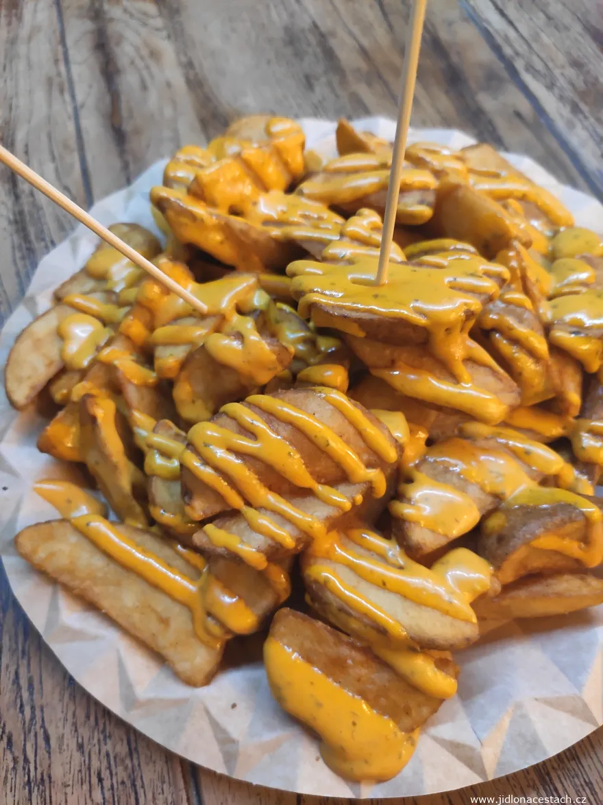 Patatas bravas (pommes de terre frites relevées) au Mercado de San Ildefonso, marché couvert de Madrid.